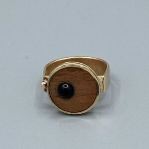 damesring van tombak en hout , inzetje glas
