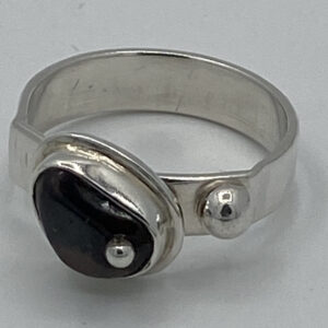 damesring zilver 925 met magnetiet en zilveren bolletje