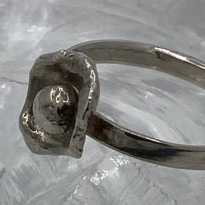 Damesring zilver 925 , gegoten met zilveren bolletje