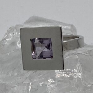 zilveren damesring met steen in mooie aparte zetting