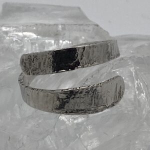 gesmeden en gehamerde zilveren ring
