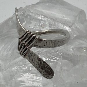 gesmeden en gehamerde ring met zilverdraad