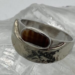 damesring in mooi design met gehamerd opzetje en steen