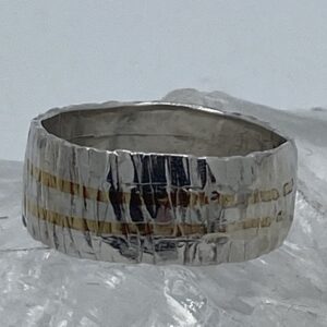 Zilveren ring met tombak gesmeden en gehamerd