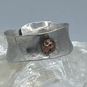 Damesring zilver gematteerd , gesmeden en gehamerd met bolletje van tombak