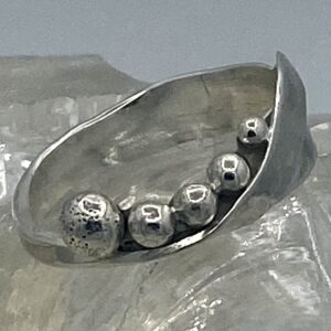 Damesring Sterling zilver, gehamerd en gesmeden met zilveren bolletjes