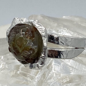 Damesring zilver 925 gehamerd met bijzonder gevormde steen