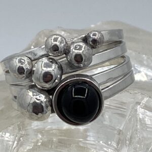 Zilveren damesring met glas en bolletjes