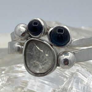 Dubbele damesring met steen en glas