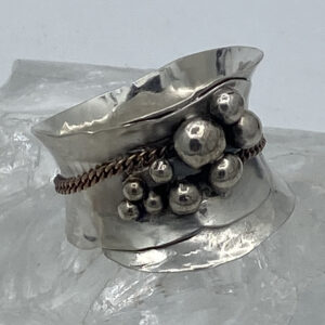 Zilveren ring gesmeden en gehamerd met zilveren bolletjes en ketting