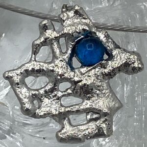Zilveren hanger in fantasievorm gesmolten met glasbolletje