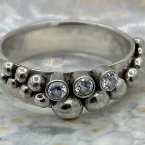 Zilveren damesring met 3 zirkonen en zilveren bolletjes