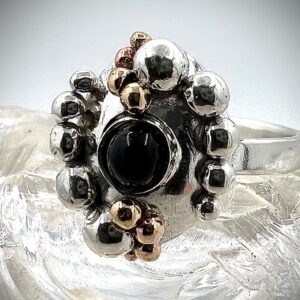 Damesring ovaal van zilver en tombak met glazen inzet