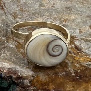 Damesring van tombak en schelp