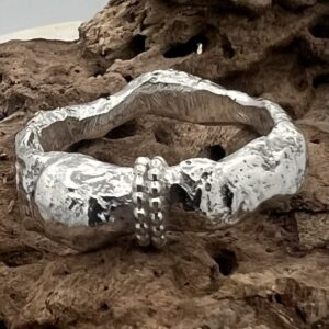 Damesring zilver , gesmeden en gehamerd , fantasie